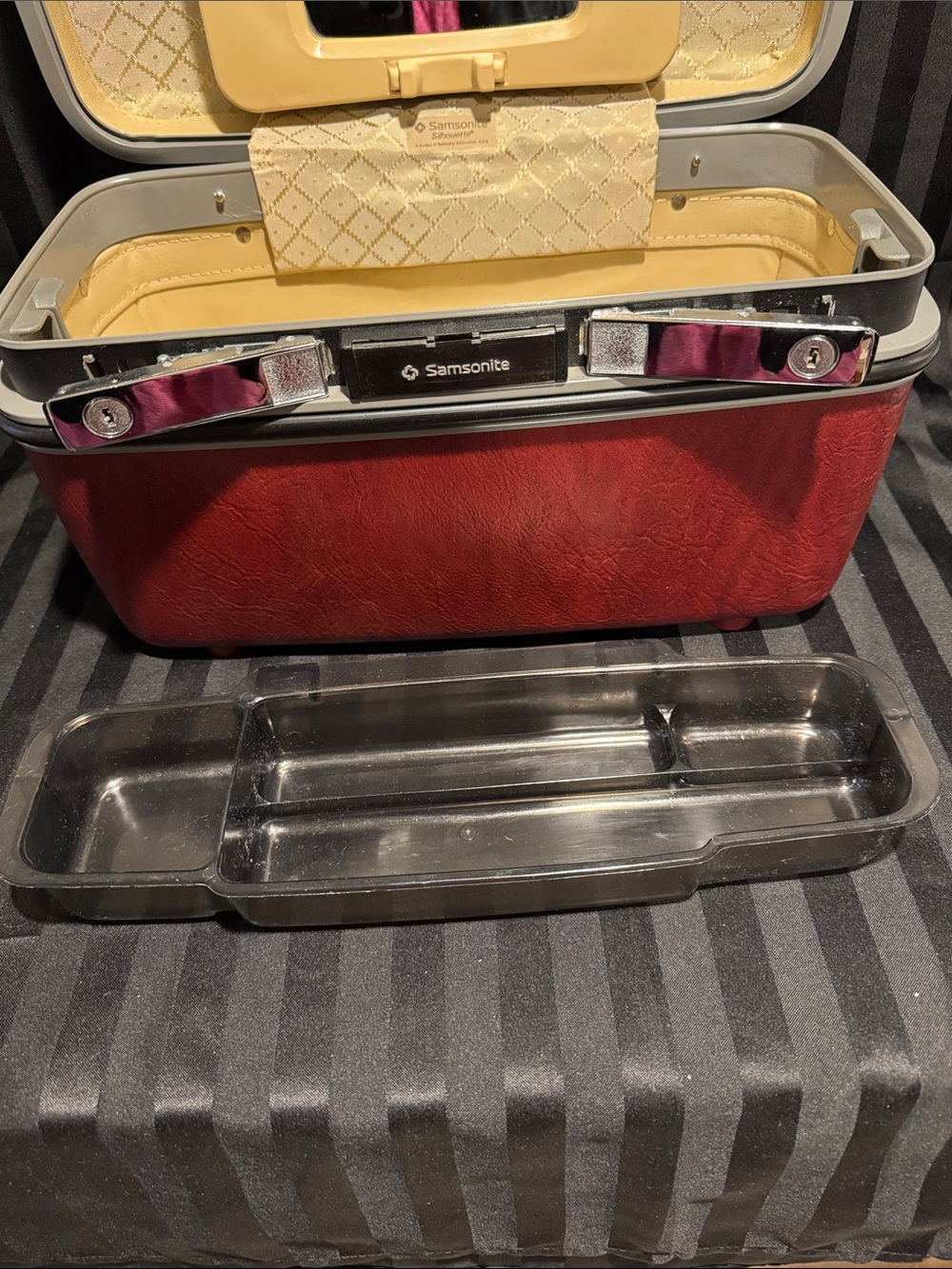 Samsonite Hard-Shell Cosmetic Train Case with Chrome Accents - Picture 4 of 16